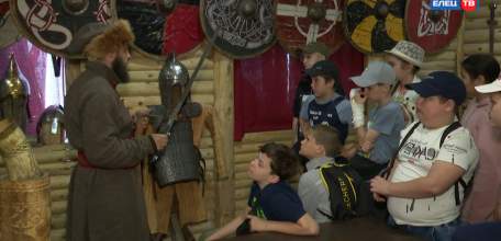 «Живая история»: в гостях у елецких реконструкторов шестиклассники примерили на себя доспехи и вооружение воинов далёкого прошлого