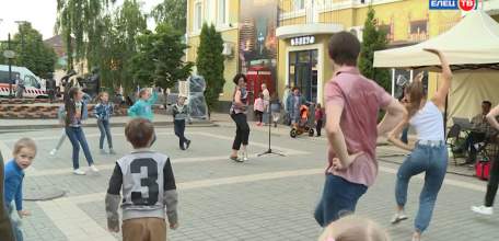 Уроки танца на свежем воздухе: гости фестиваля приняли участие в мастер-классе хореографа из Липецка