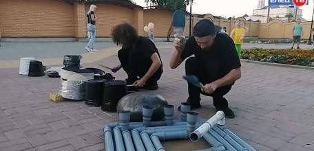 От арфы до водопроводных труб: уличные музыканты поражали гостей фестиваля им. Хренникова многообразием инструментов