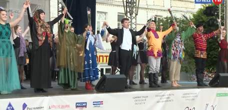 Большой подарок маленьким ельчанам: на площади Ленина для юных гостей фестиваля состоялся показ мюзикла