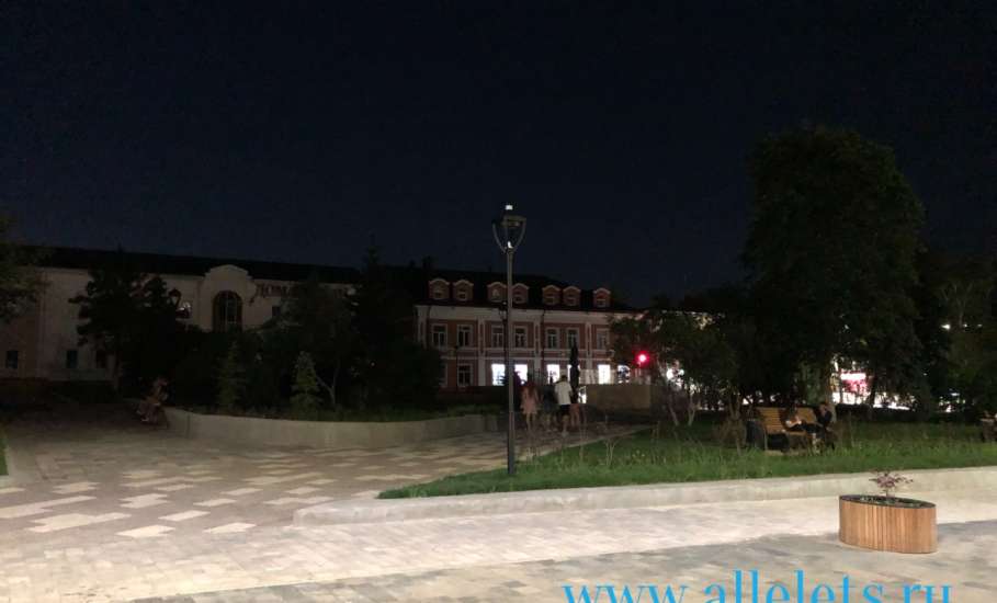 Почему в скверах Бунина-Соломенцева не работает уличное освещение и фонтан?!