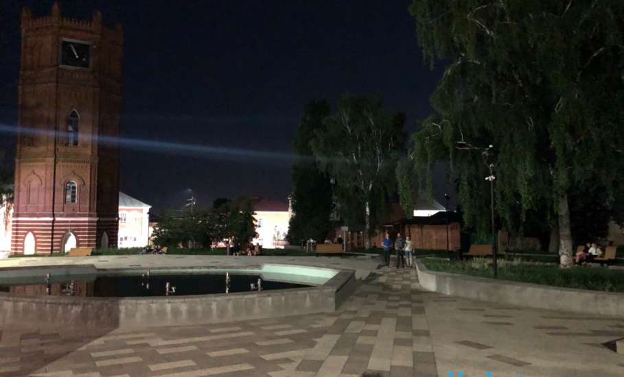 Почему в скверах Бунина-Соломенцева не работает уличное освещение и фонтан?!