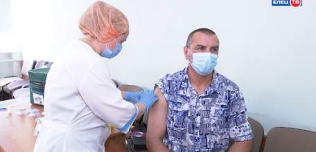 Вакцинация на рабочем месте: сотрудники администрации Ельца сделали прививку от COVID -19