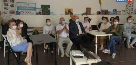 На равных: выдающихся представителей молодежи руководители города наградили в неформальной обстановке