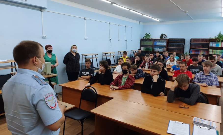 Сотрудники Елецкого ЛО МВД России на транспорте провели лекцию по повышению киберграмотности среди студентов