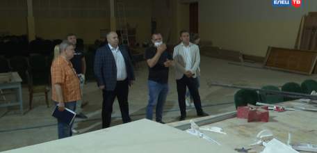 Глава города Евгений Боровских проконтролировал ход ремонтных работ на социально-значимых объектах Ельца