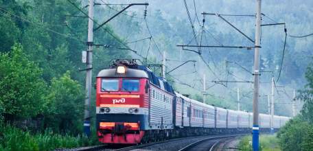 Железная дорога является зоной повышенной опасности: находясь вблизи путей нужно быть предельно бдительным самому и внимательным к окружающим