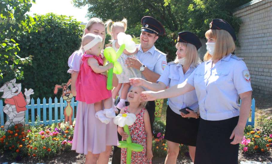 В Елецком линейном отделе МВД России на транспорте  поздравляют работников в преддверии Дня семьи, любви и верности