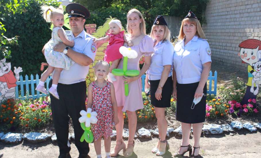 В Елецком линейном отделе МВД России на транспорте  поздравляют работников в преддверии Дня семьи, любви и верности