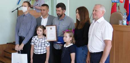 «За любовь и верность»: Игорь Артамонов поздравил многодетные семьи из Ельца