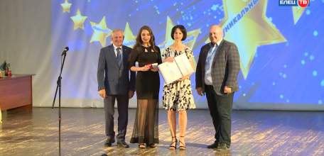 «За особые успехи в учении»: выпускникам елецких школ вручили золотые медали