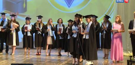 «Вспоминайте иногда вашего студента…»: выпускникам ЕГУ им. И.А.Бунина вручили красные дипломы