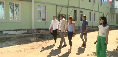 Новые крыши и фасады: в Ельце продолжается капитальный ремонт многоквартирных домов