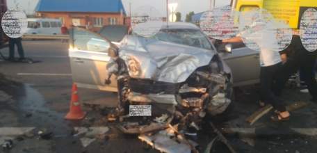 В Ельце на автодороге ДОН столкнулись грузовик и иномарка