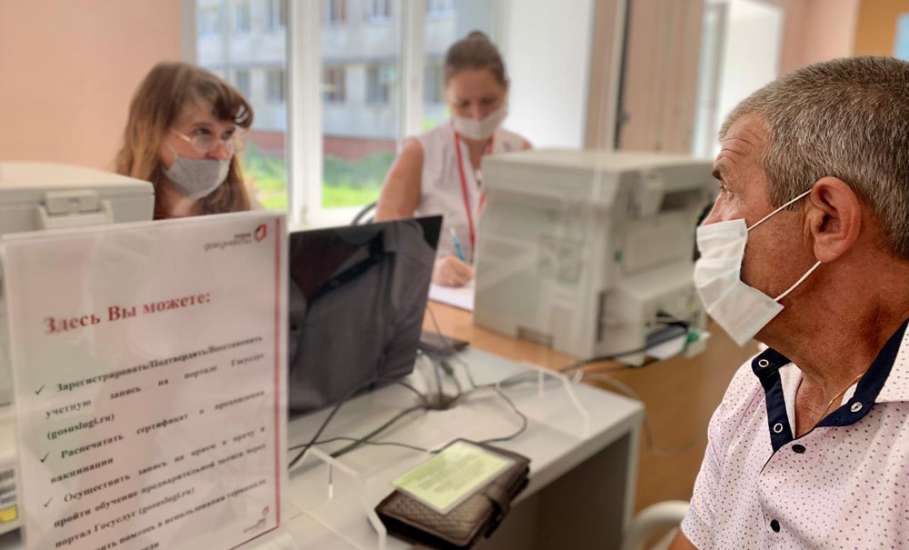 Сотрудники МФЦ помогают медикам в поликлиниках Липецкой области