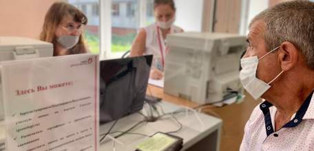 Сотрудники МФЦ помогают медикам в поликлиниках Липецкой области