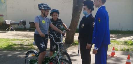 Юные ельчане получили памятки с Правилами дорожного движения