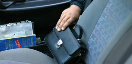 В Ельце сотрудники полиции установили личность подозреваемого в краже барсетки