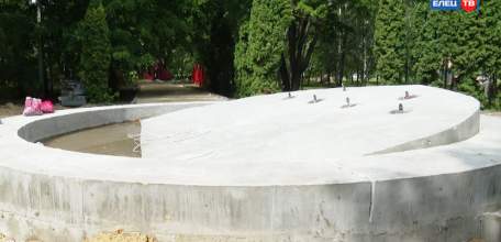 Новый фонтан и более 30 светильников: в сквере Комсомольцев продолжаются работы по благоустройству