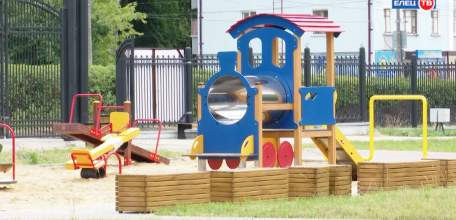 Детские игровые площадки, качели, беседки: парк железнодорожников преображается