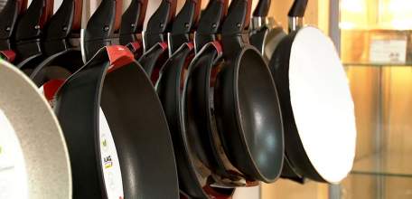 В Ельце семейная пара подозревается в краже сковородок из магазина