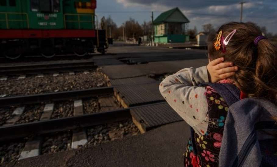 Дети на жд путях. Железная дорога для детей. В наушниках на железной дороге.