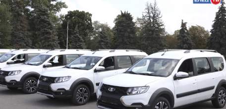 Игорь Артамонов вручил ключи от новых машин главврачам районных больниц