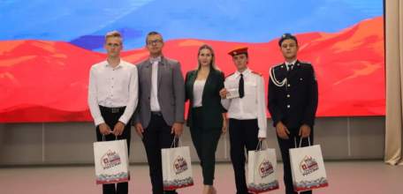 Игорь Артамонов вручил паспорта школьникам региона, среди них – четверо ельчан