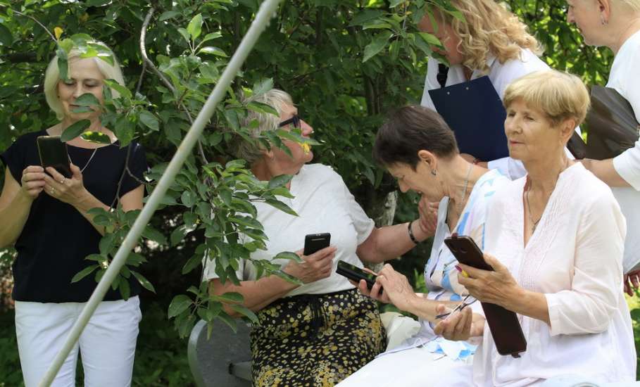 Елецкие пенсионеры осваивают ТикТок и ведут экскурсии для туристов в рамках проекта «Здоровое долголетие»