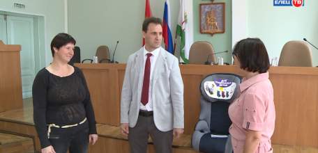 Приз – в Елец: многодетная мама получила заслуженный и нужный выигрыш в конкурсе на знание ПДД