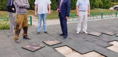 В поселке Солидарность проверены "проблемные объекты": теннисный корт и детская площадка на улице Лесная.