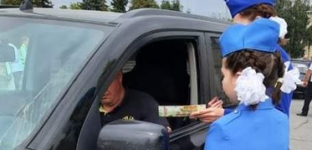 Сотрудники ОГИБДД ОМВД России по г. Ельцу совместно с ЮИД провели акцию «Лотерея вежливости»