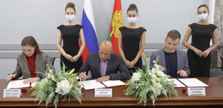Игорь Артамонов подписал соглашения в сфере благотворительности