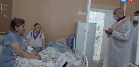 Игорь Артамонов посетил больницу №1 г. Ельца, где встретился с пострадавшими при взрыве в двухэтажном доме в посёлке Солидарность