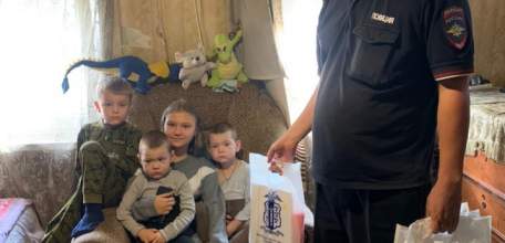 Сотрудники полиции Ельца принимают участие в акции «Помоги пойти учиться!»