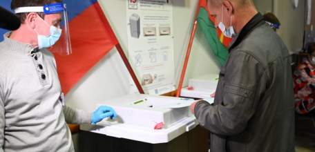 Первые избиратели на участках