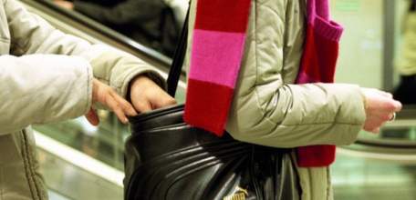 Полиция Ельца раскрыла карманную кражу