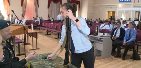 Уложиться в норматив: студенты елецкого железнодорожного техникума соревновались в разборке-сборке автомата