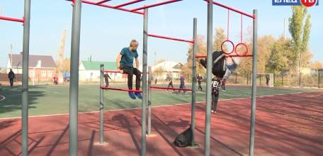 Место притяжения &mdash; спортивная площадка: в школе №17 им. Т.Н.Хренникова установили новые тренажёры