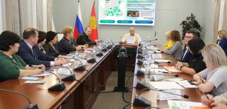 Игорь Артамонов обсудил с руководителями школ региона идеи гуманной педагогики