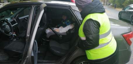В Ельце родительские патрули следят за использованием детьми световозвращающих элементов и правилами перевозки детей