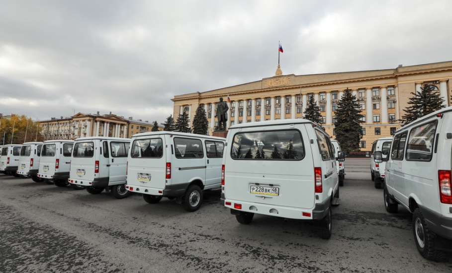 Игорь Артамонов передал районным больницам новые автомобили