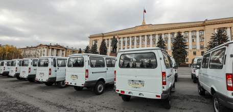 Игорь Артамонов передал районным больницам новые автомобили
