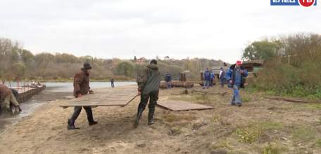 Теперь до весны: в Нижнем затоне убрали на зиму понтонный мост через Быструю Сосну