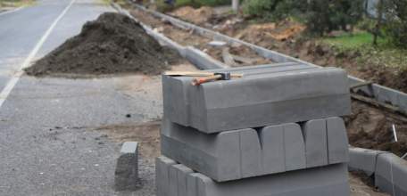 В рамках проверки коллективного обращения ельчан прокуратура потребовала обустроить участок городской дороги тротуарами