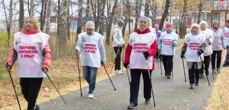 Старость их дома не застанет: елецкие пенсионеры осваивают скандинавскую ходьбу