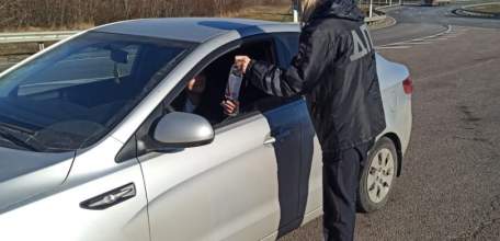 В Елецком районе Госавтоинспекторы поздравили водителей с Днем автомобилиста