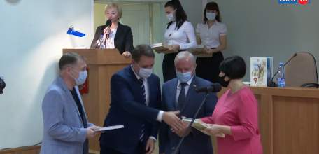 Подарок ко Дню народного единства: библиотекам учебных заведений города вручили книгу, посвященную 875-летней истории Ельца