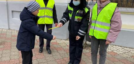 Сотрудники Госавтоинспекции и «Родительский патруль» проверяли наличие световозвращающих элементов у пешеходов