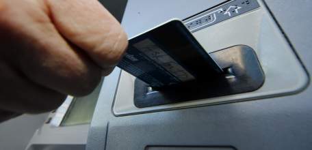 Полиция Ельца задержала подозреваемого в краже банковской карты